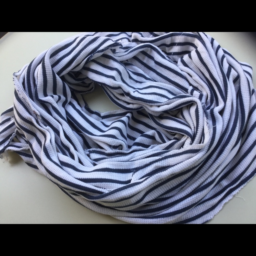 GAP navy and white infinity scarf, EUC!