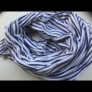 GAP navy and white infinity scarf, EUC!