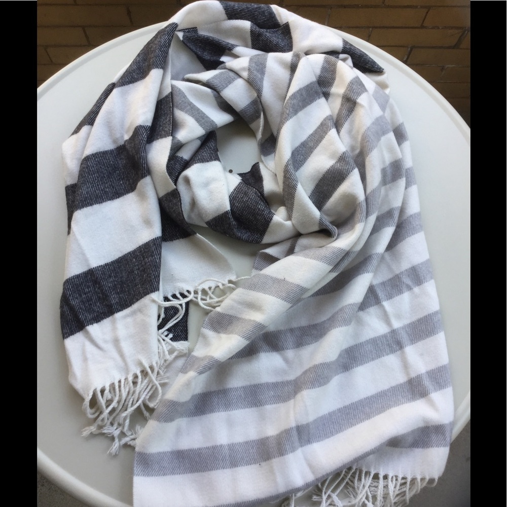 GAP gray and white stripes winter scarf