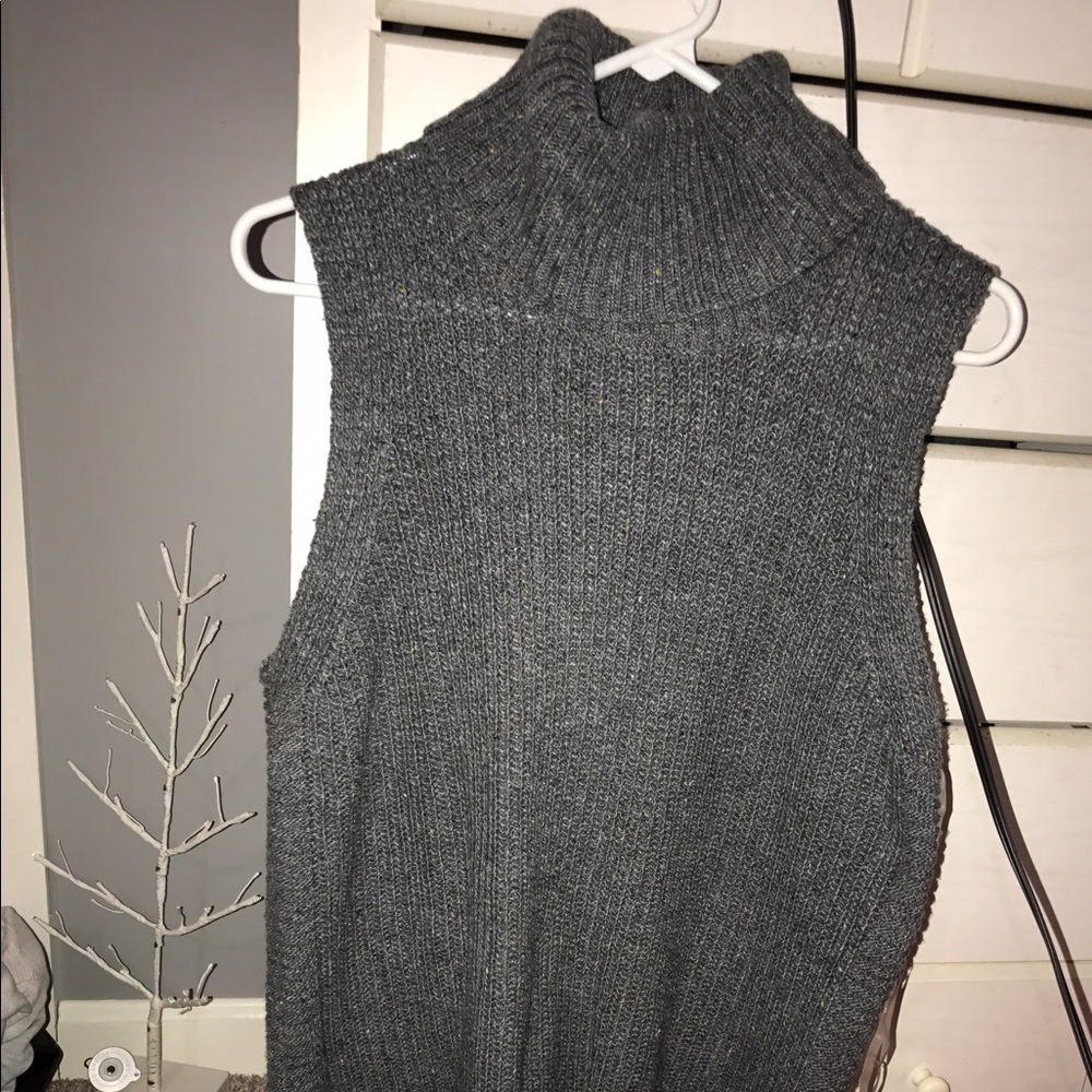 Cowl neck sleeveless sweater