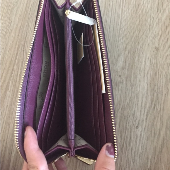 NWT Michael Kors 3-quarter zip wallet - Picture 4 of 6