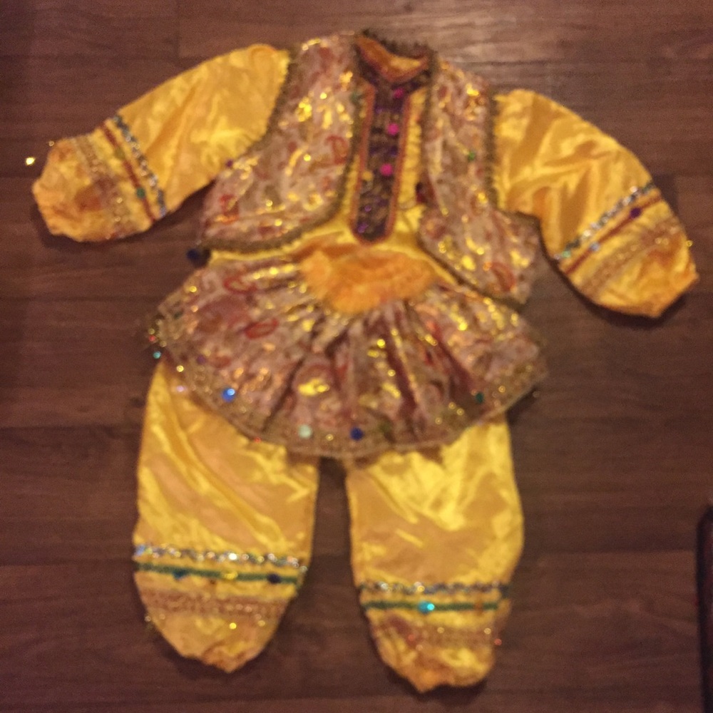 Traditional Middle Eastern Girl outfit