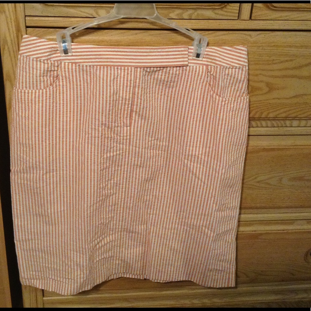 Knee-length seersucker skirt with pockets