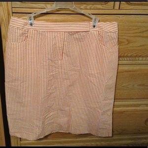 Knee-length seersucker skirt with pockets