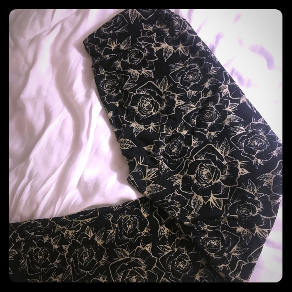 OS black and cream flower leggings