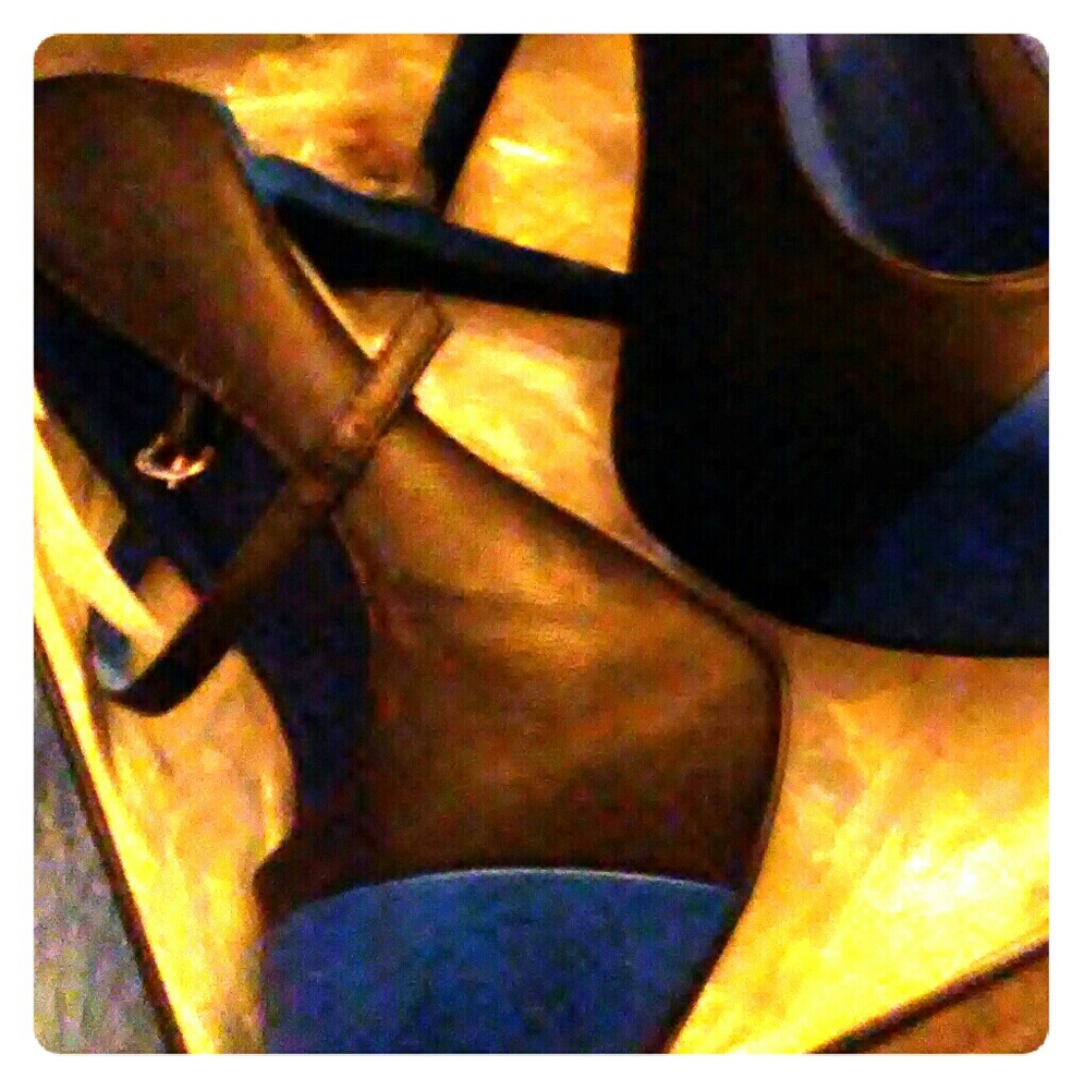Black & Blue pumps