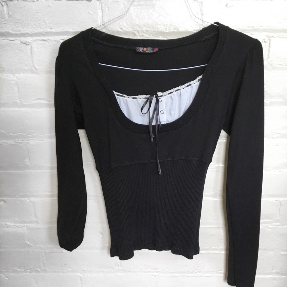 Form fitting sweater