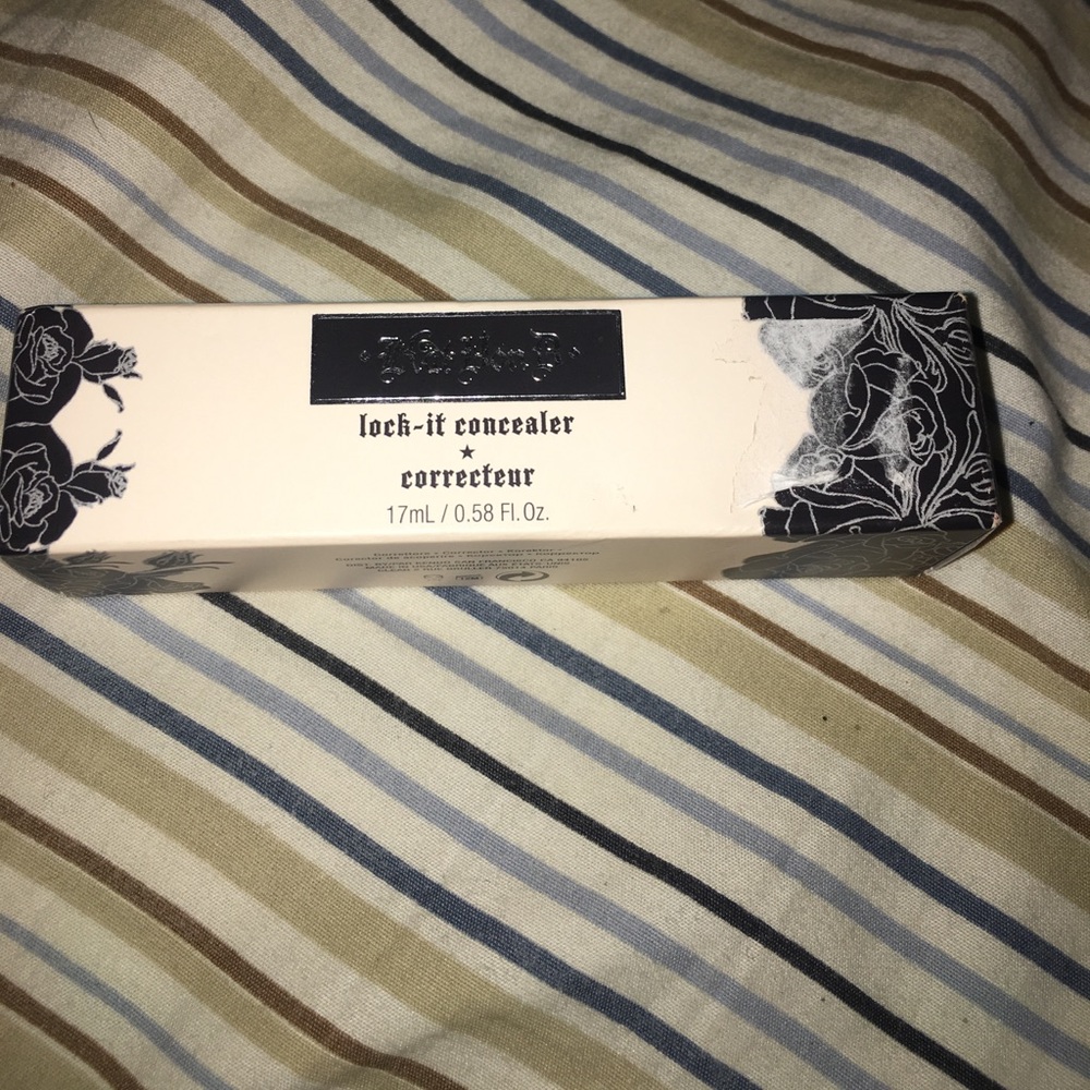 Kat Von D lock-it concealer