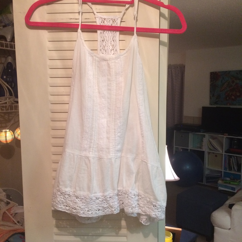 White tank top w lace detail