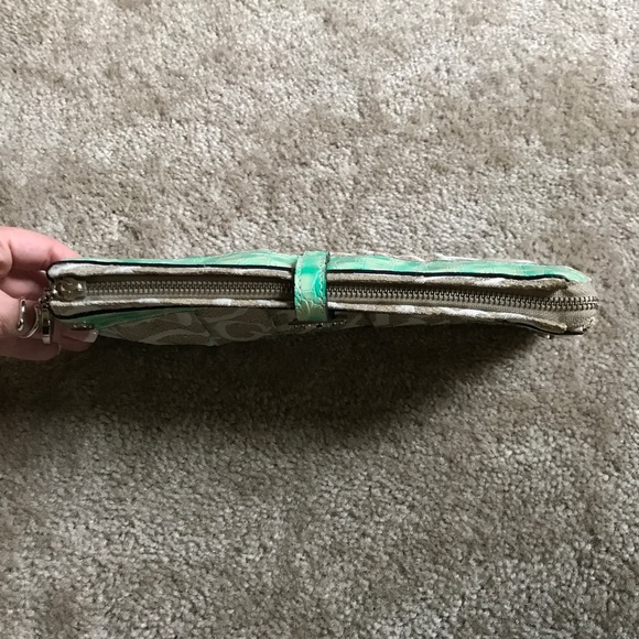 Guess Tan & Mint Green Clutch - Picture 6 of 7