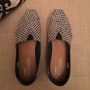 Toms size 8-1/2 woven shoe