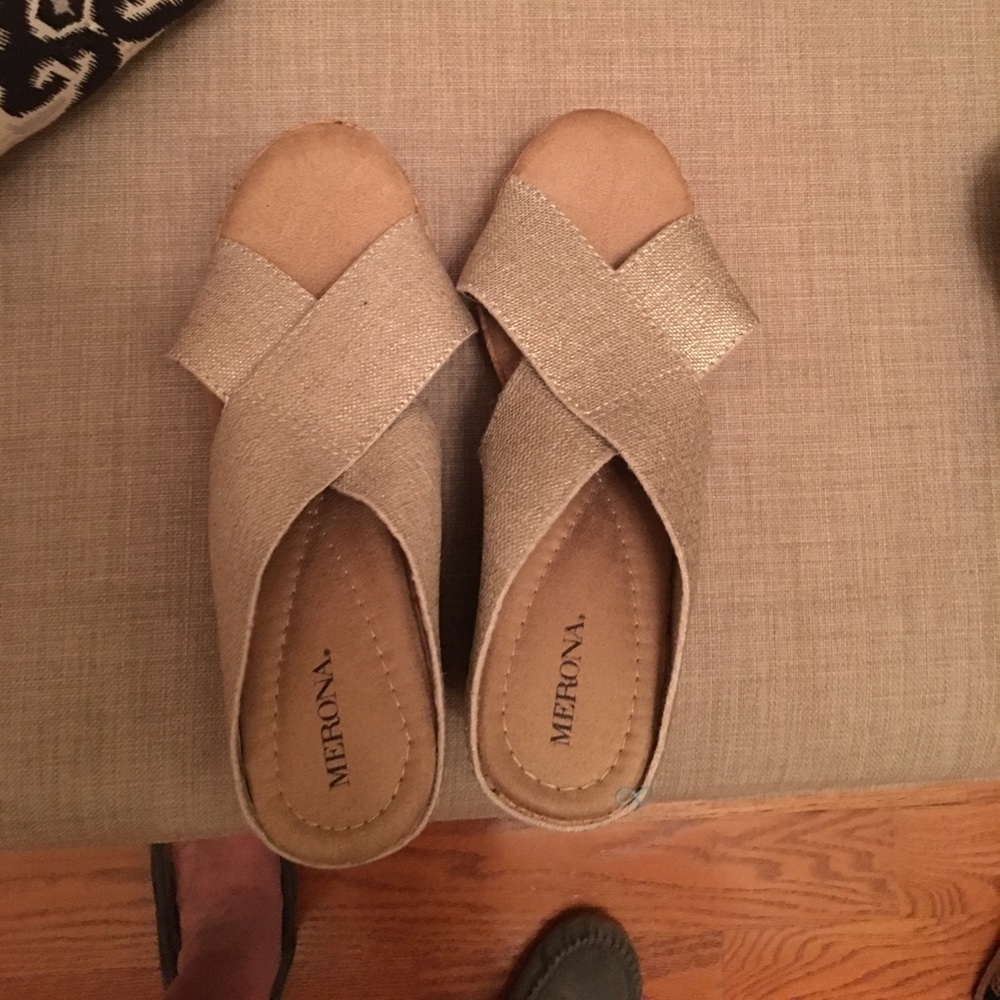 New never worn size 8 1/2 Merona gold wedges