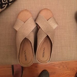 New never worn size 8 1/2 Merona gold wedges