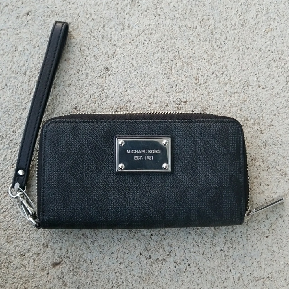 Michael Kors wristlet/wallet