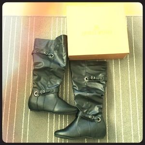 Black winter boots never been used