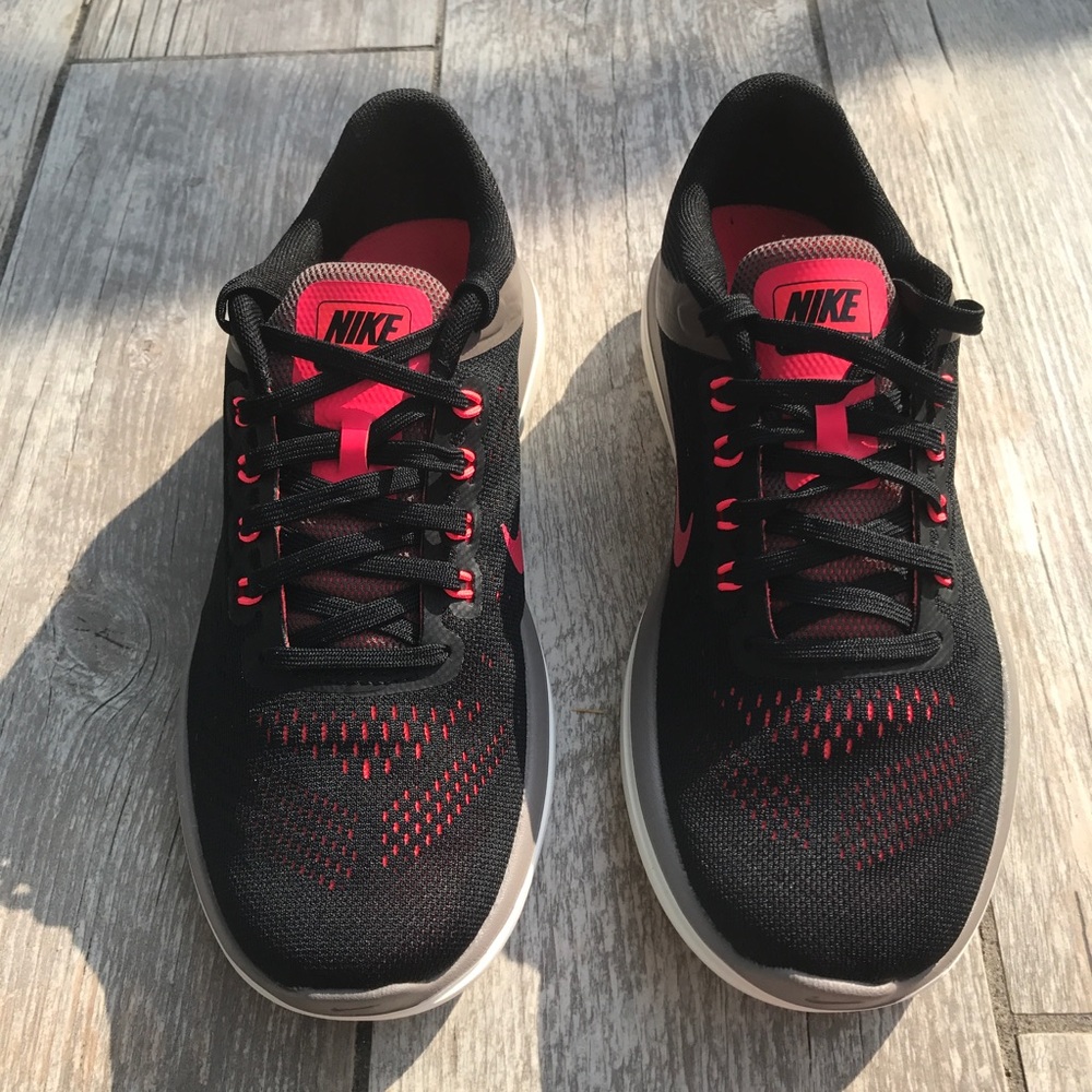 💃🏻Black & Red💃🏻Run .New in a box Price Firm - Picture 3 of 7