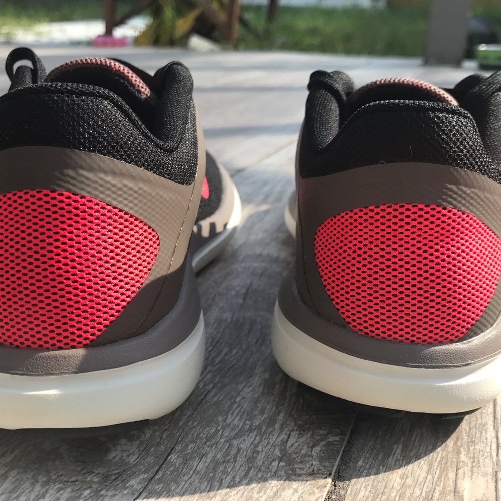 💃🏻Black & Red💃🏻Run .New in a box Price Firm - Picture 7 of 7