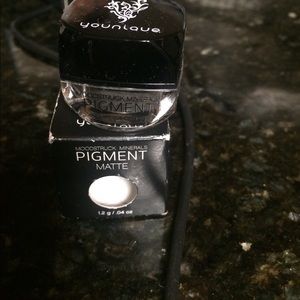 Younique pigment powder *discontinued* corrupted