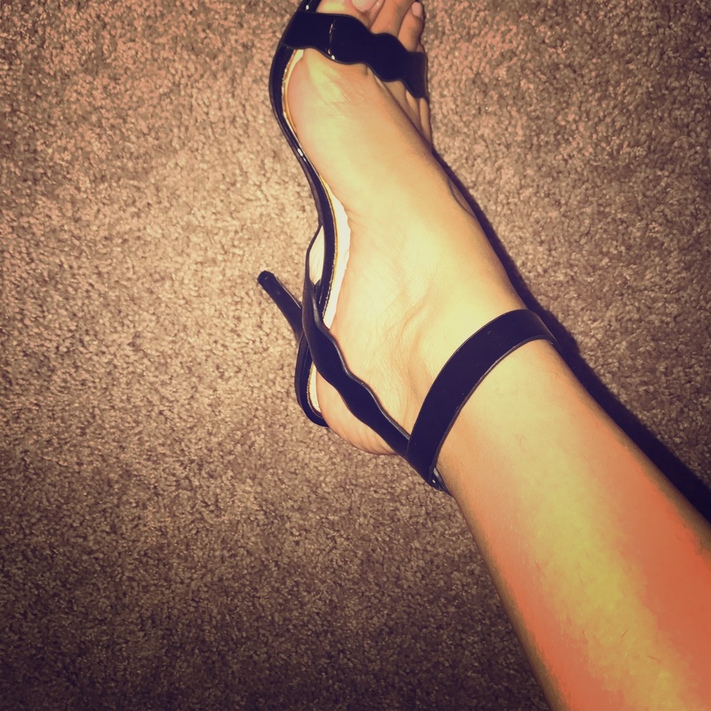 Jessica simp black heels