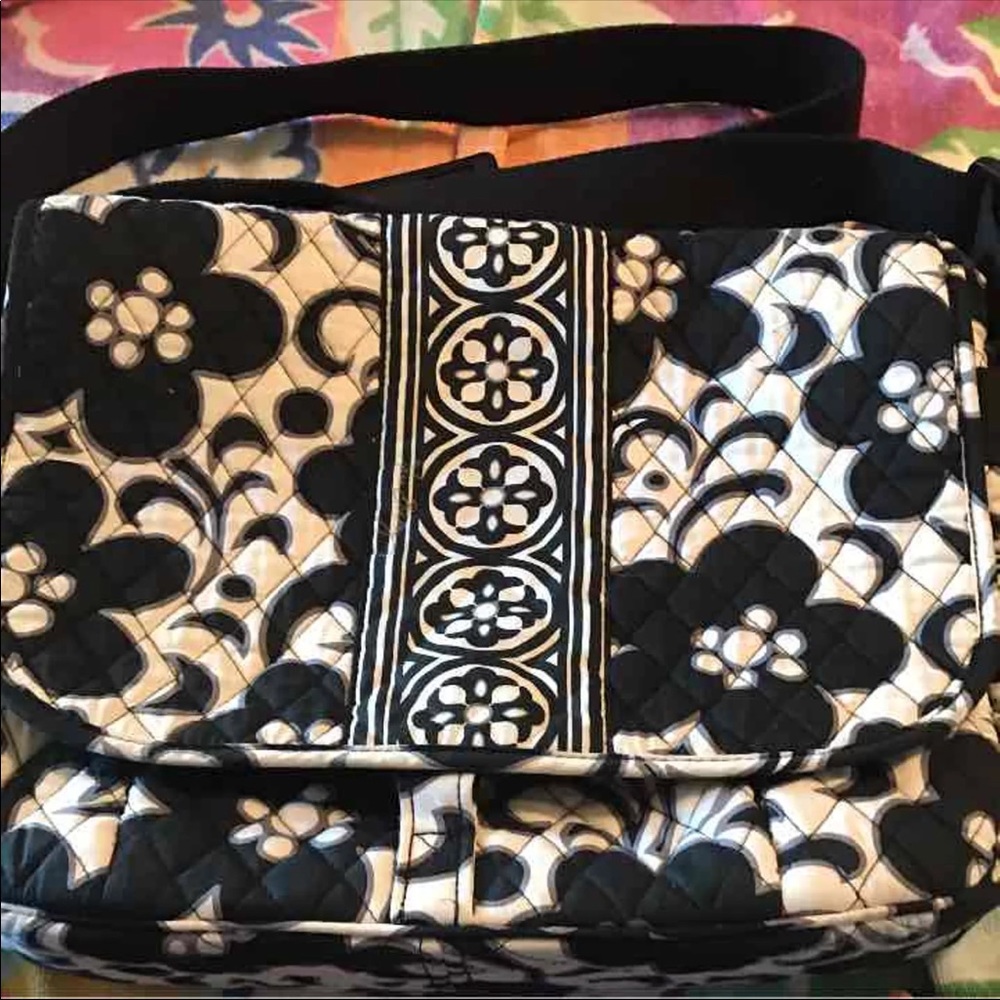 Vera Bradley messenger back blk white