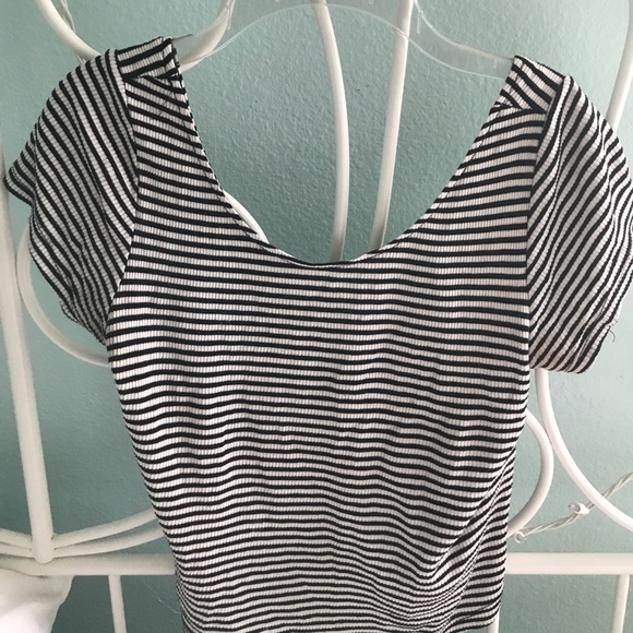 BM STRIPED B&W CROP TOP - Picture 2 of 4