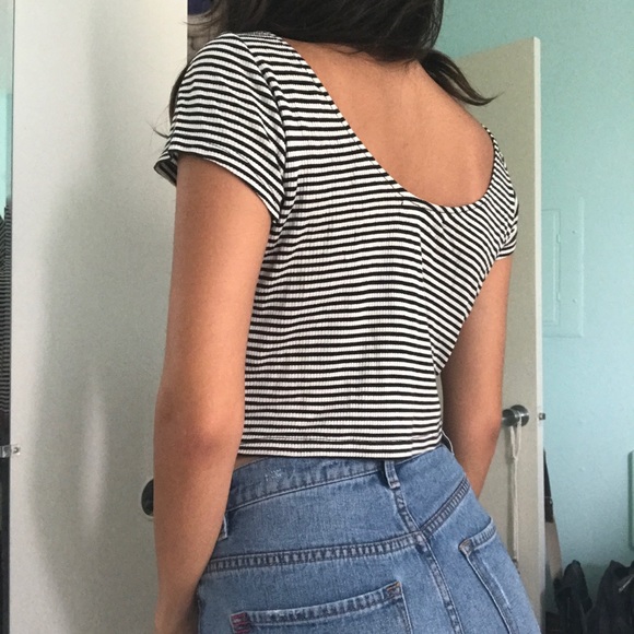 BM STRIPED B&W CROP TOP - Picture 4 of 4