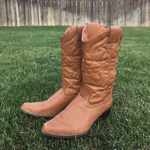 Tan pointed toe cowboy boots 🐴