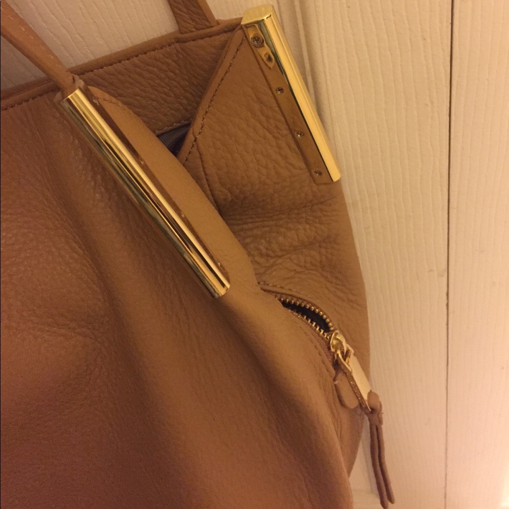 ⭐️SOLD⭐️Vince Camuto Tote Authentic - Picture 6 of 8