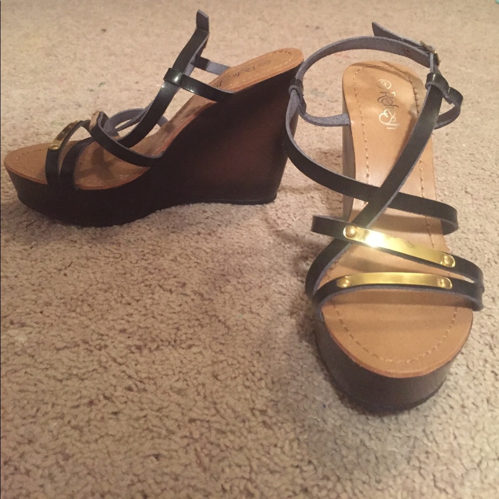 Black heels with gold accent!