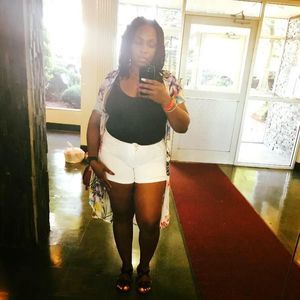 Meet your Posher, Dee dee