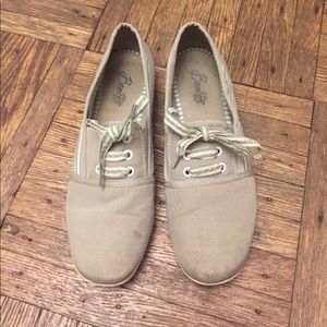 6/$15 Comfortable slip on lace shoes