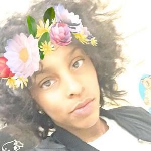 Meet your Posher, Glo'girl