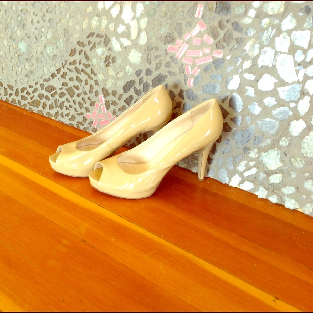 Mid-heel peep-toe pumps. Scales able scuff on side