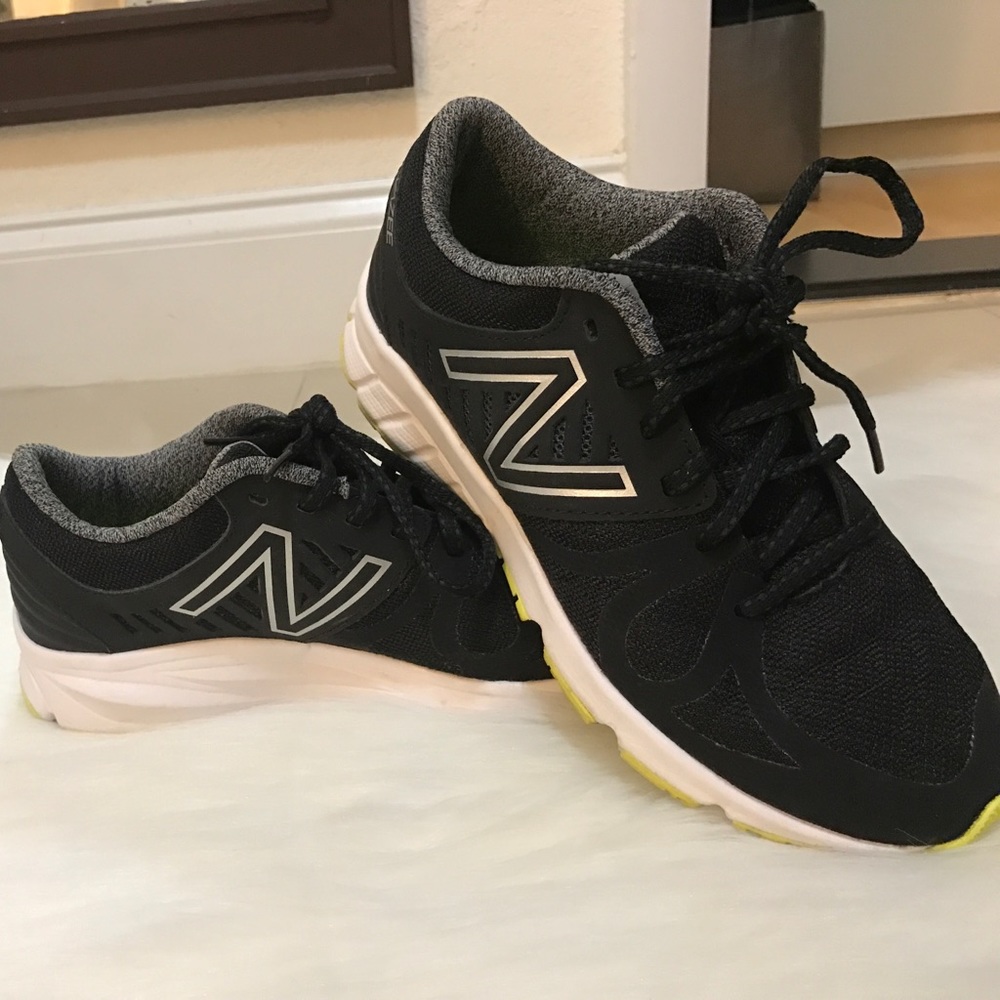 NEW BALANCE REFLECTIVE DETAIL SNEAKER