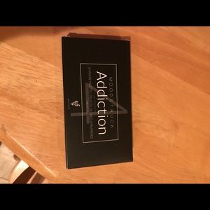 Younique mood struck addiction shadow palette #4