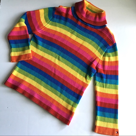 ❌SOLD❌ € Tommy Hilfiger Rainbow Striped Turtleneck - Picture 2 of 8