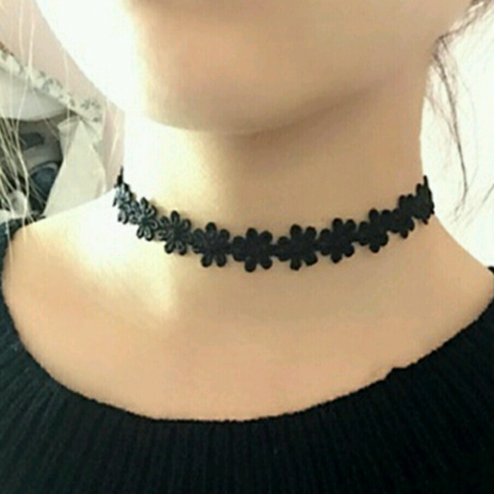 Beautiful Black Flower Pattern Choker Necklace!