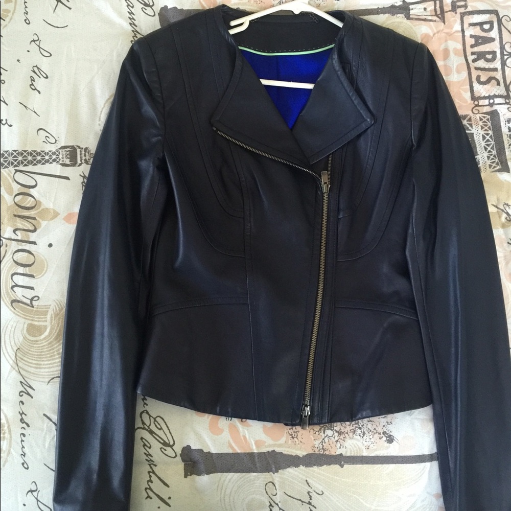 Gallery
Elie Tahari Brenna