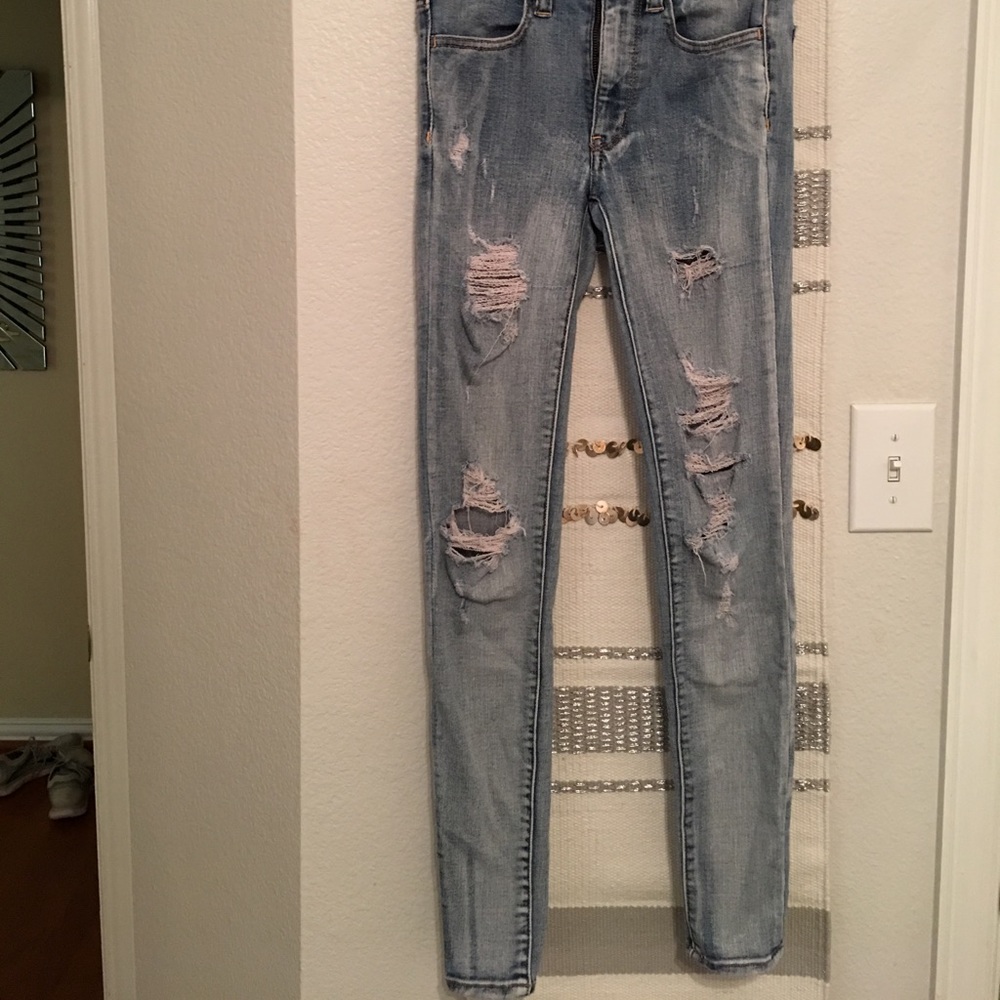 AER LIGHT WASH RIPPED JEANS