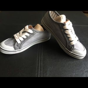 💣NEW Ugg sneakers size 13💣