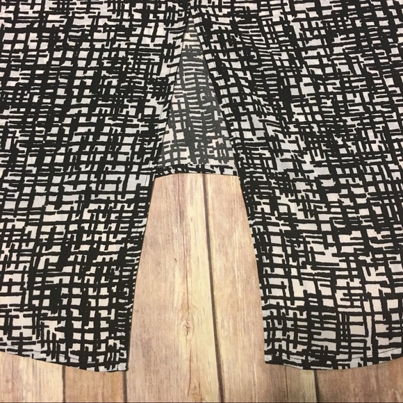 Black and White Hi-Lo Top - Picture 4 of 6