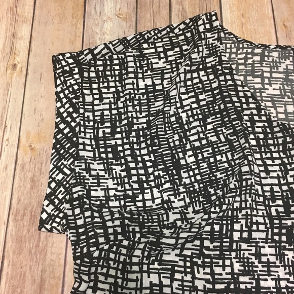 Black and White Hi-Lo Top - Picture 5 of 6