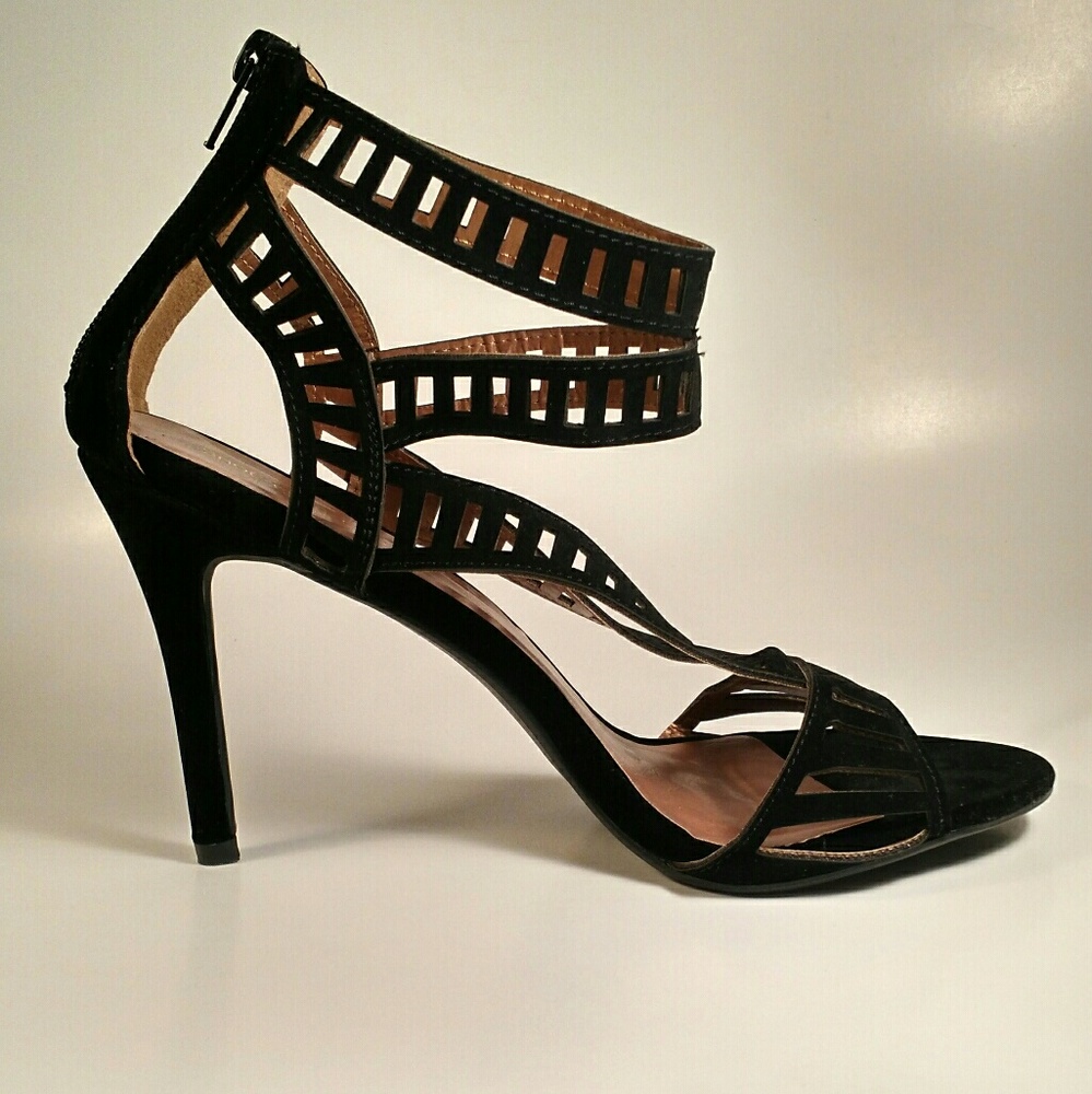 BLACK HEELS - Picture 2 of 3