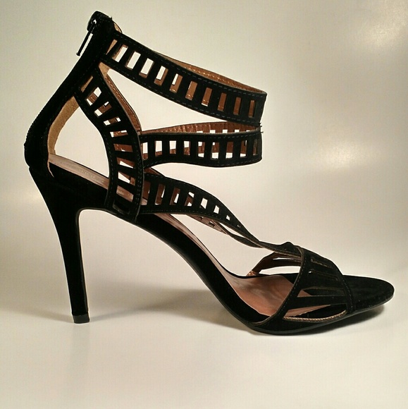 BLACK HEELS - Picture 2 of 3