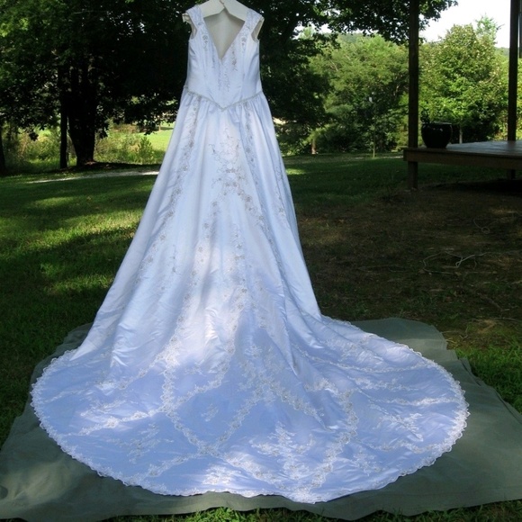  REDUCED!!!  FAIRYTALE WEDDING DRESS - Picture 2 of 8
