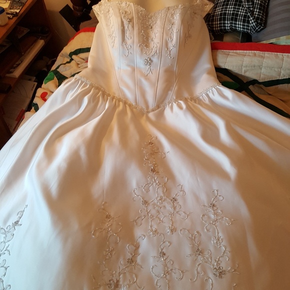  REDUCED!!!  FAIRYTALE WEDDING DRESS - Picture 3 of 8