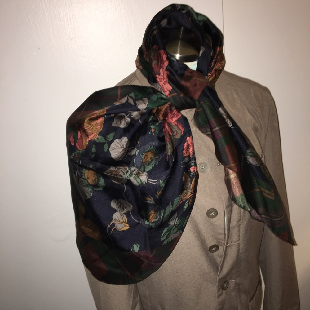 Ralph Lauren vintage silk scarf. 34x34