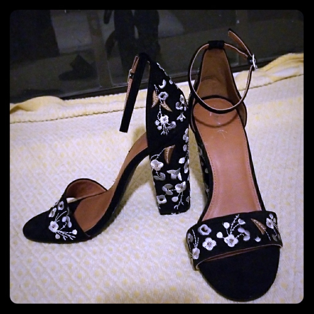 Embroidered Black heels 🌼
