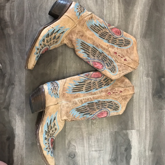 Corral Distressed Heart and Wing boots - Picture 6 of 8
