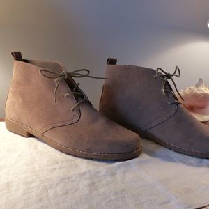 Tan Suede White Mountain Shoe